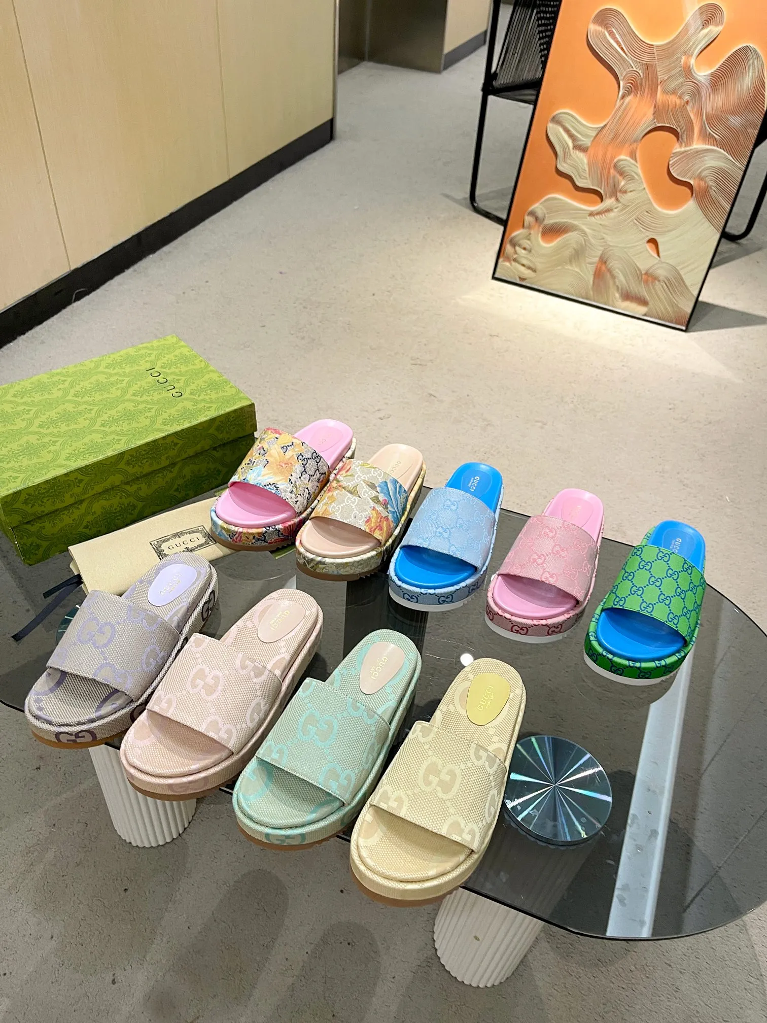 👟👟Ex-factory price 400👟👟 Shipped throughout the year, 200 colors] Gucci’s latest limited edition thick-soled slippers. Top quality for sale. Purchase genuine product for development. The material and workmanship are consistent with the original. Upper: original special printing process. Lining: dyed sheepskin. Outsole: Italian private model outsole. Size: 35-43M standard size. 41, 42, 43 are also customized and cannot be returned. Sole thickness: 5.5cm. Forefoot 4cm.
